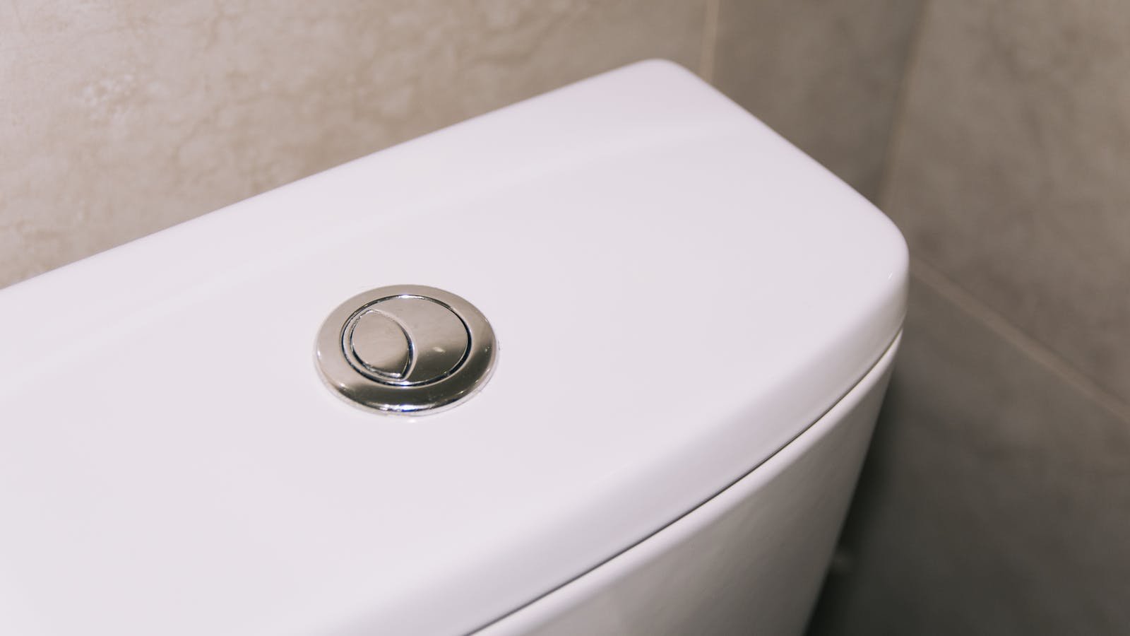 Vaso sanitário entupido: o que tentar antes de chamar a desentupidora