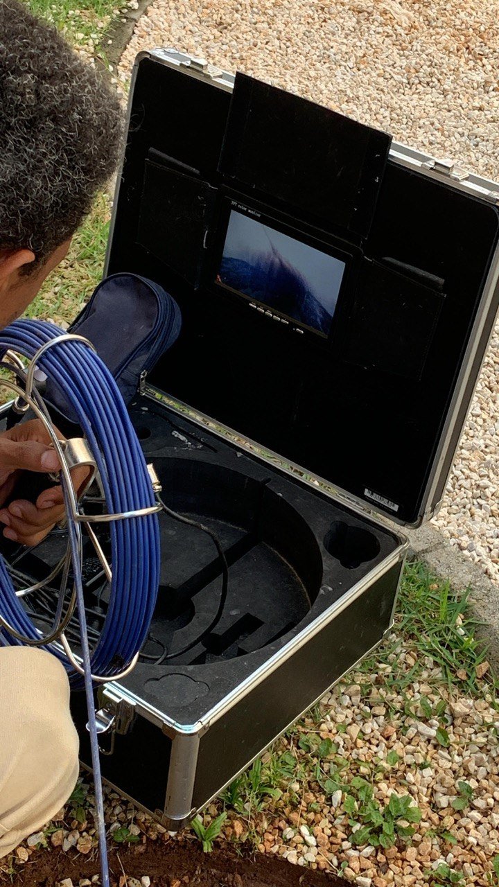 Técnico ZRServ operando equipamento de vídeo inspeção de tubulação em campo