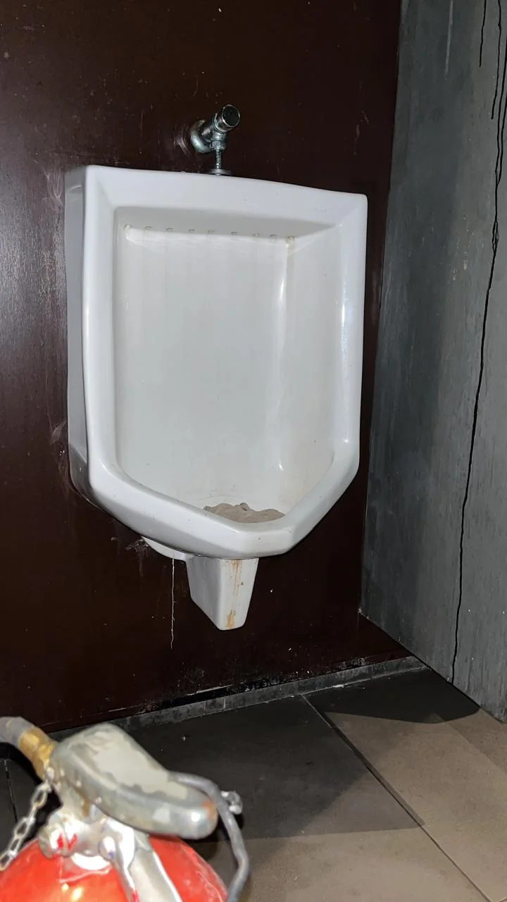 Esgoto vazando no banheiro em São Paulo — base do vaso e ramal