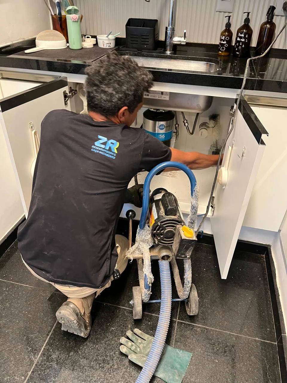 Vazamento na cozinha em São Paulo — pia, máquina de lavar e filtro