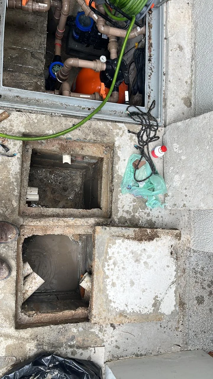 Esgoto vazando na garagem em São Paulo — subsolo e ralo