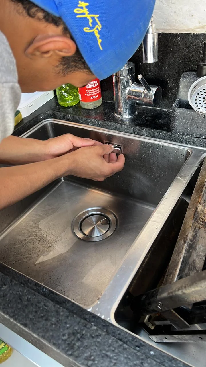 Vazamento no banheiro em São Paulo — registro, ducha e ramal