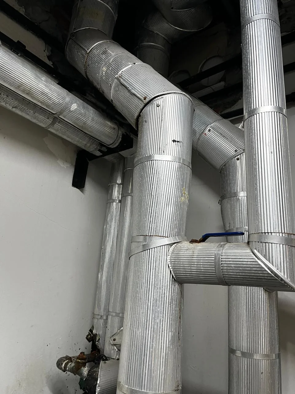 Vazamento na casa de máquinas da piscina em São Paulo — bomba e filtro