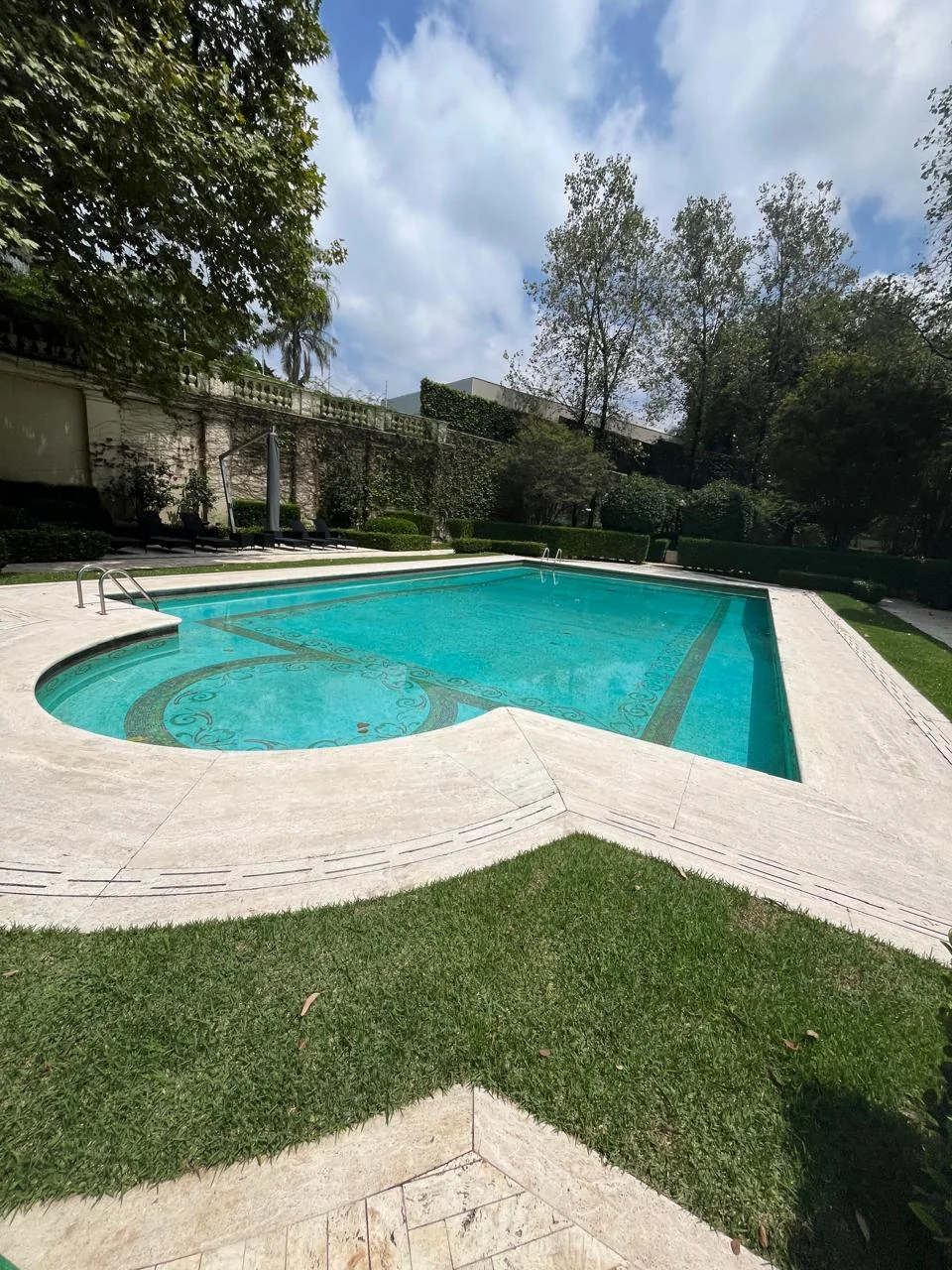 Caça vazamento em piscina em São Paulo — revestimento, ralo de fundo e tubulação